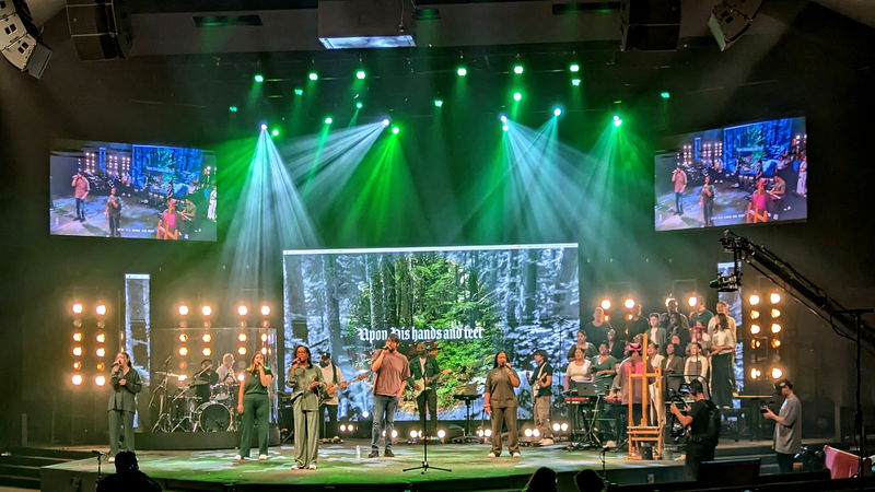 Worship service with moving lights, LED Wall and stage lighting effects